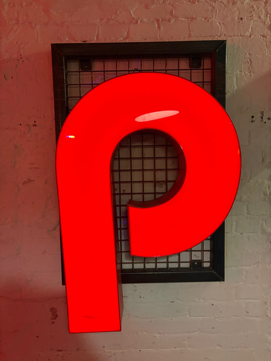 Vintage Leuchtbuchstabe P – Original aus alter Leuchtreklame