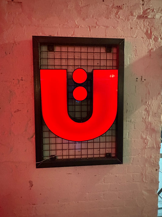 Vintage Leuchtbuchstabe U – Original aus alter Leuchtreklame