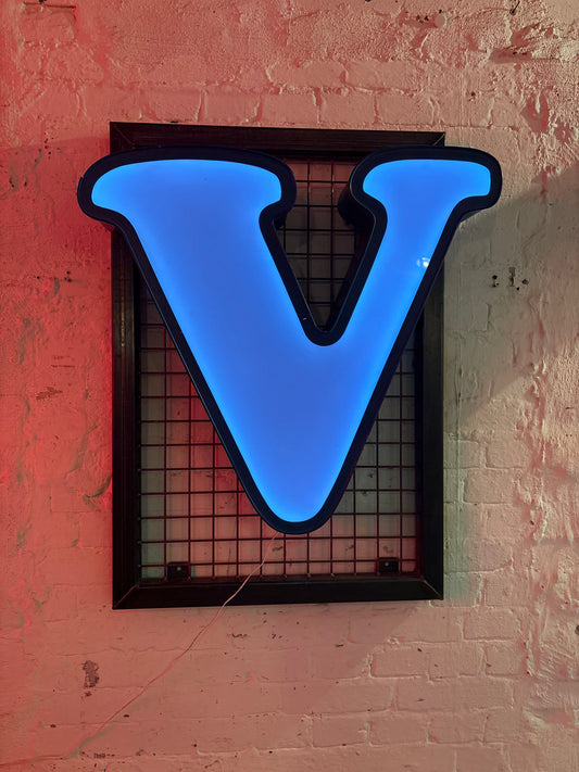 Vintage Leuchtbuchstabe V– Original aus alter Leuchtreklame