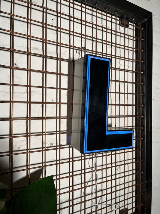 Buchstabe L – Vintage Leuchtbuchstabe aus Metall