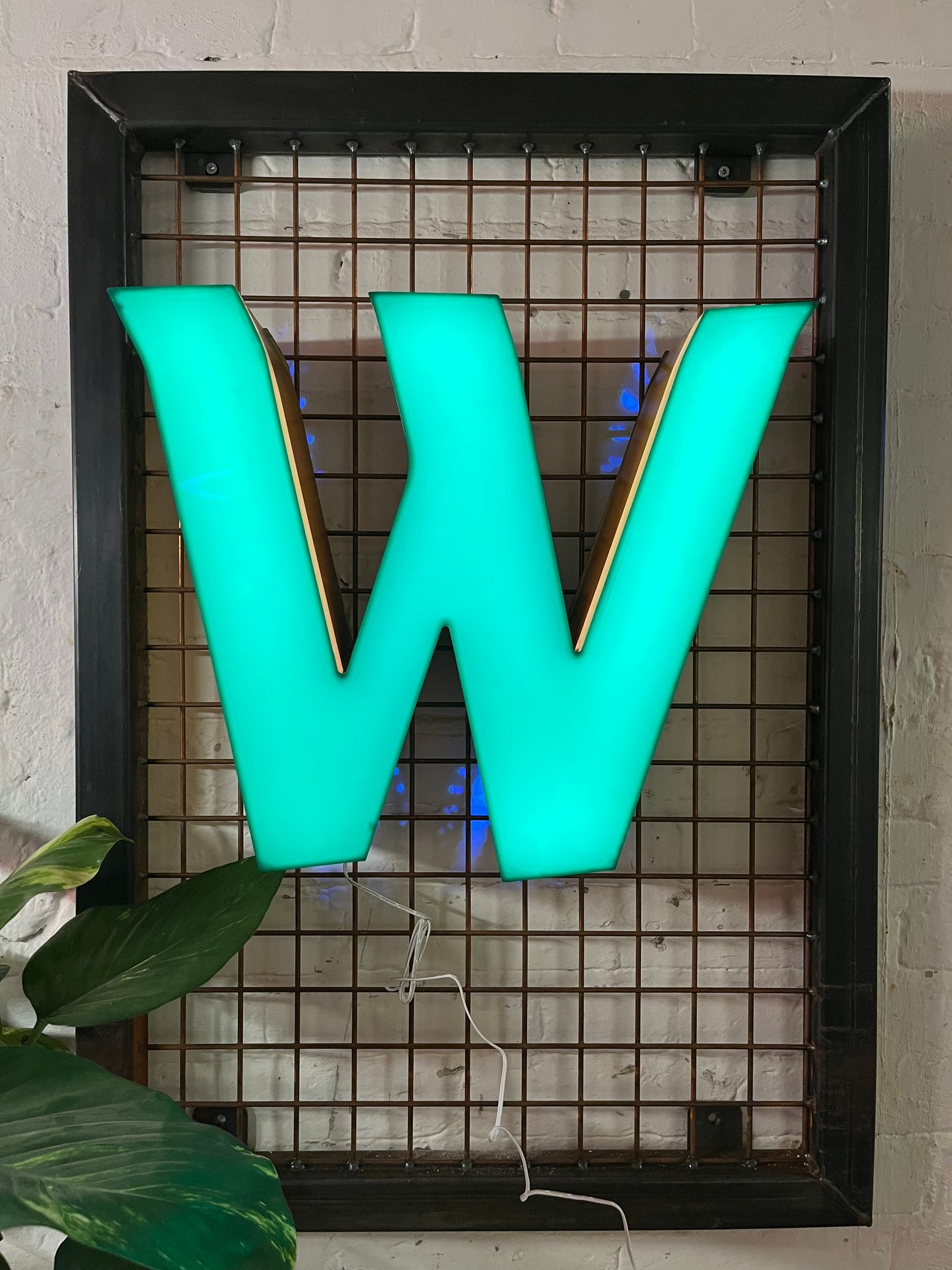 Buchstabe W – Vintage Leuchtbuchstabe aus Metall