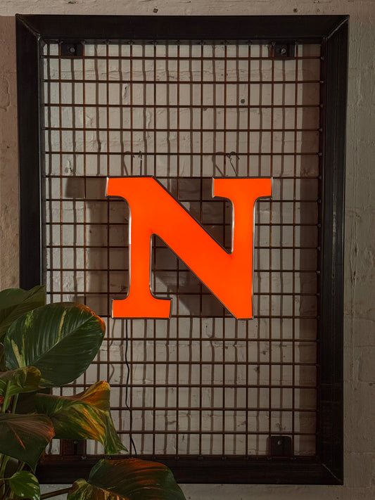 Leuchtbuchstabe N aus Metall – restauriertes Vintage Einzelstück aus Berliner Reklame