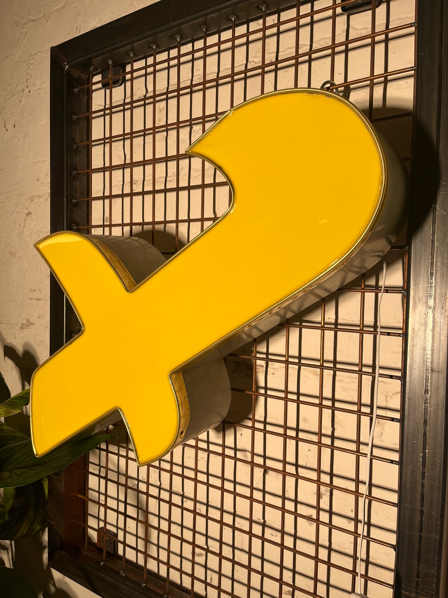 Buchstabe X – Vintage Leuchtbuchstabe aus Metall