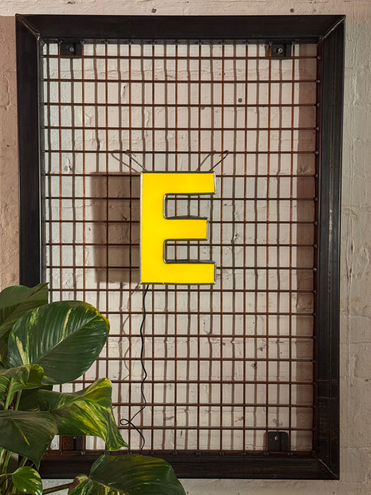 Leuchtbuchstabe E aus Metall – restauriertes Vintage Einzelstück aus Berliner Reklame