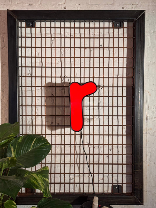 Leuchtbuchstabe R aus Metall rot – restauriertes Vintage Einzelstück aus Berliner Reklame