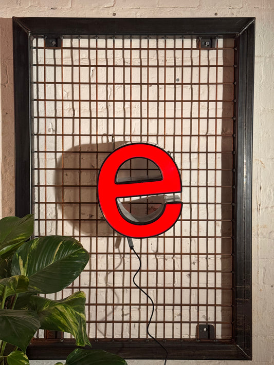 Leuchtbuchstabe E aus Metall rot – restauriertes Vintage Einzelstück aus Berliner Reklame
