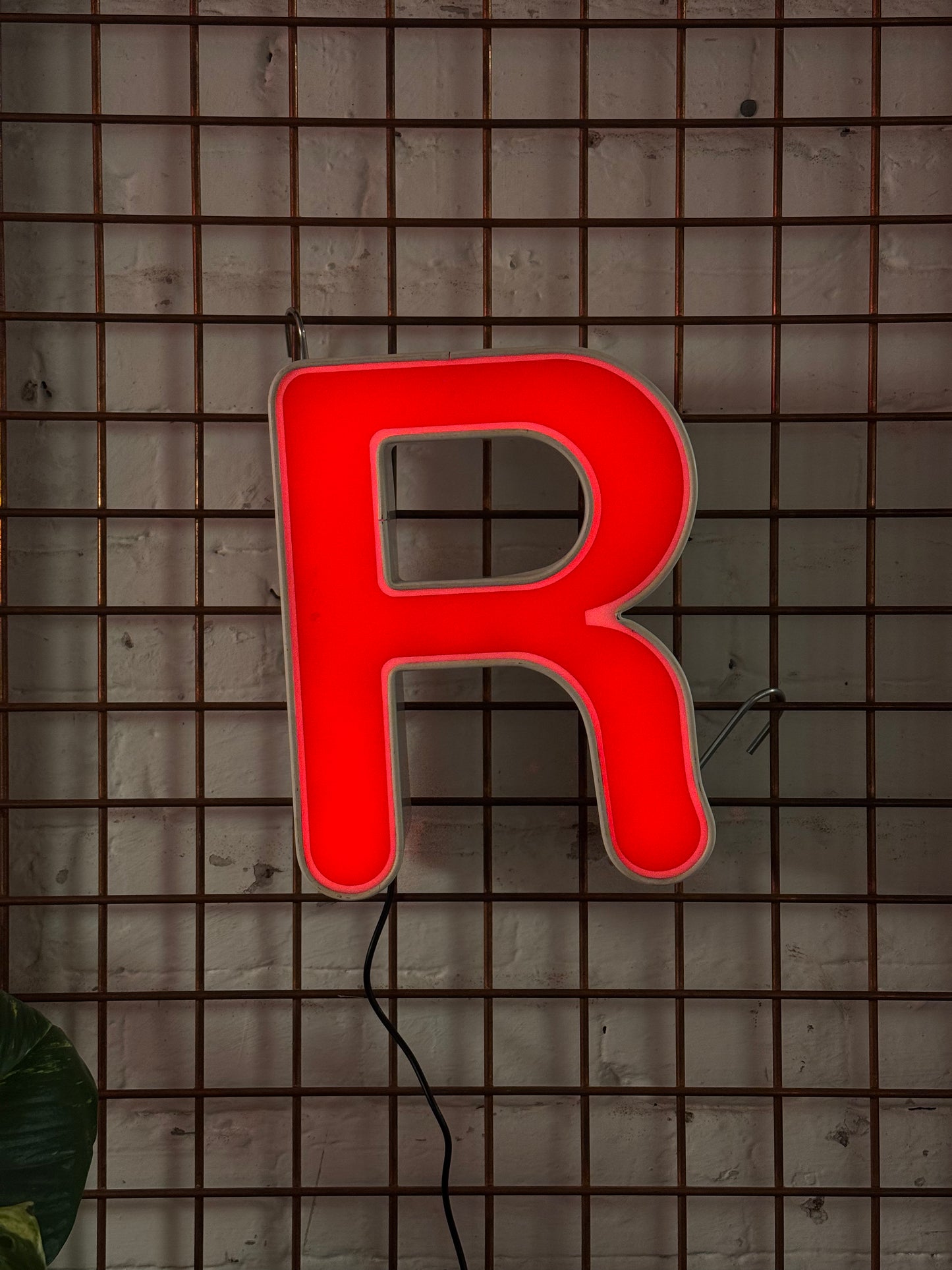 Leuchtbuchstabe R aus Metall rot – restauriertes Vintage Einzelstück aus Berliner Reklame