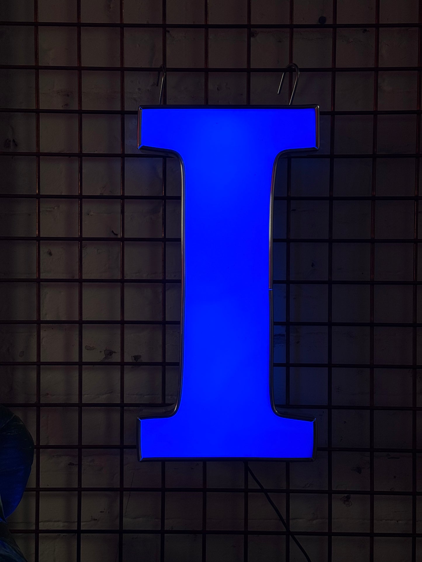 Leuchtbuchstabe I aus Metall blau – restauriertes Vintage Einzelstück aus Berliner Reklame