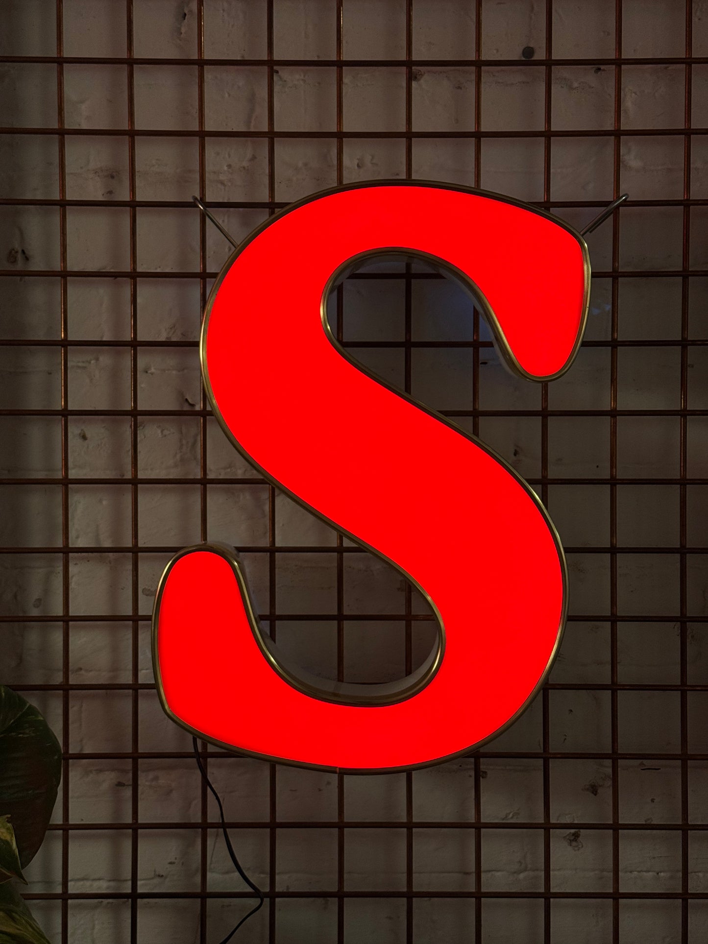 Leuchtbuchstabe S aus Metall rot – restauriertes Vintage Einzelstück aus Berliner Reklame