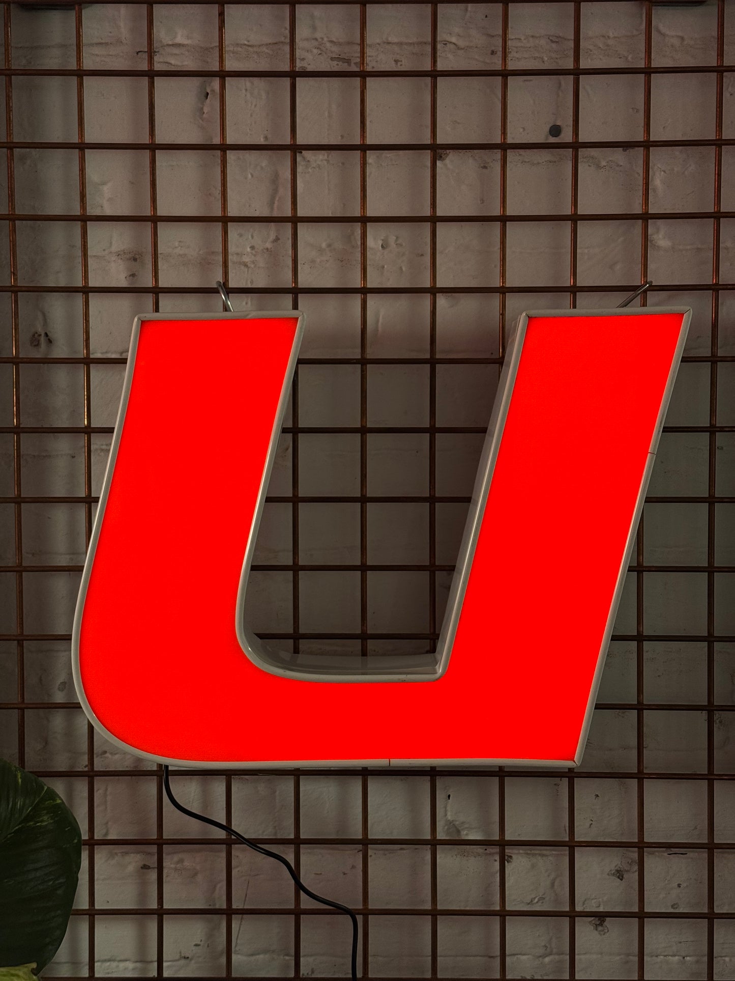 Leuchtbuchstabe U aus Metall orange – restauriertes Vintage Einzelstück aus Berliner Reklame