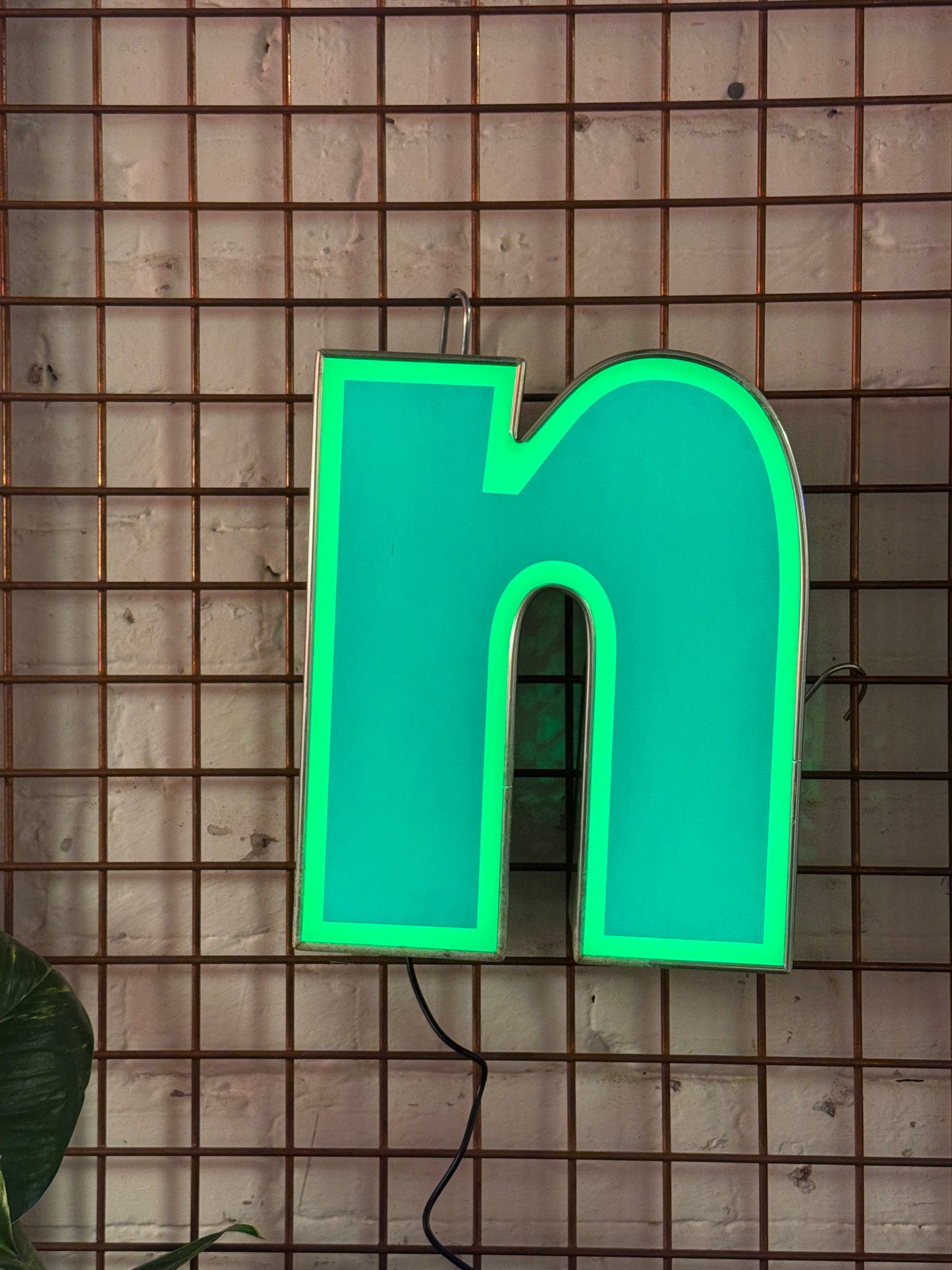 Leuchtbuchstabe N aus Metall blau – restauriertes Vintage Einzelstück aus Berliner Reklame