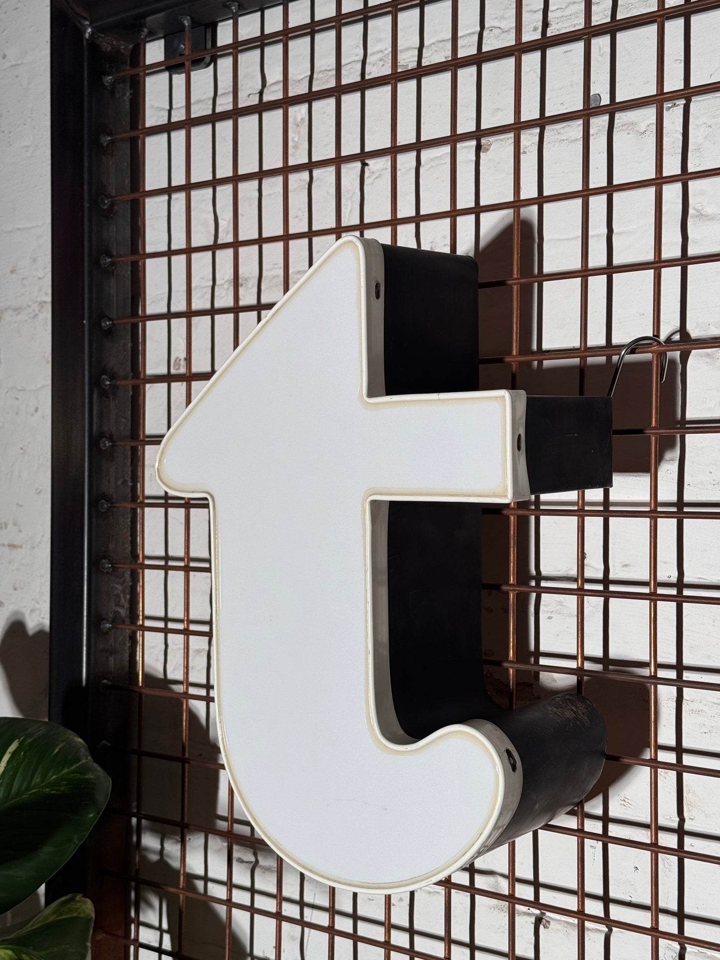 Leuchtbuchstabe T aus Metall weiß – restauriertes Vintage Einzelstück aus Berliner Reklame