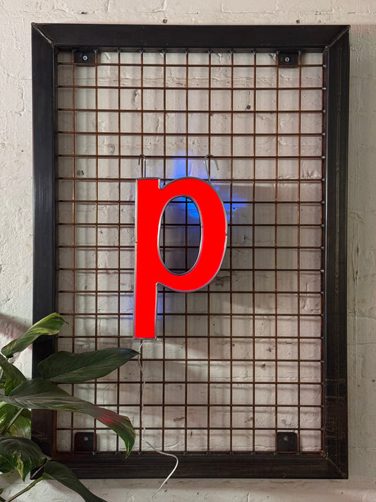 Buchstabe P – Vintage Leuchtbuchstabe aus Metall