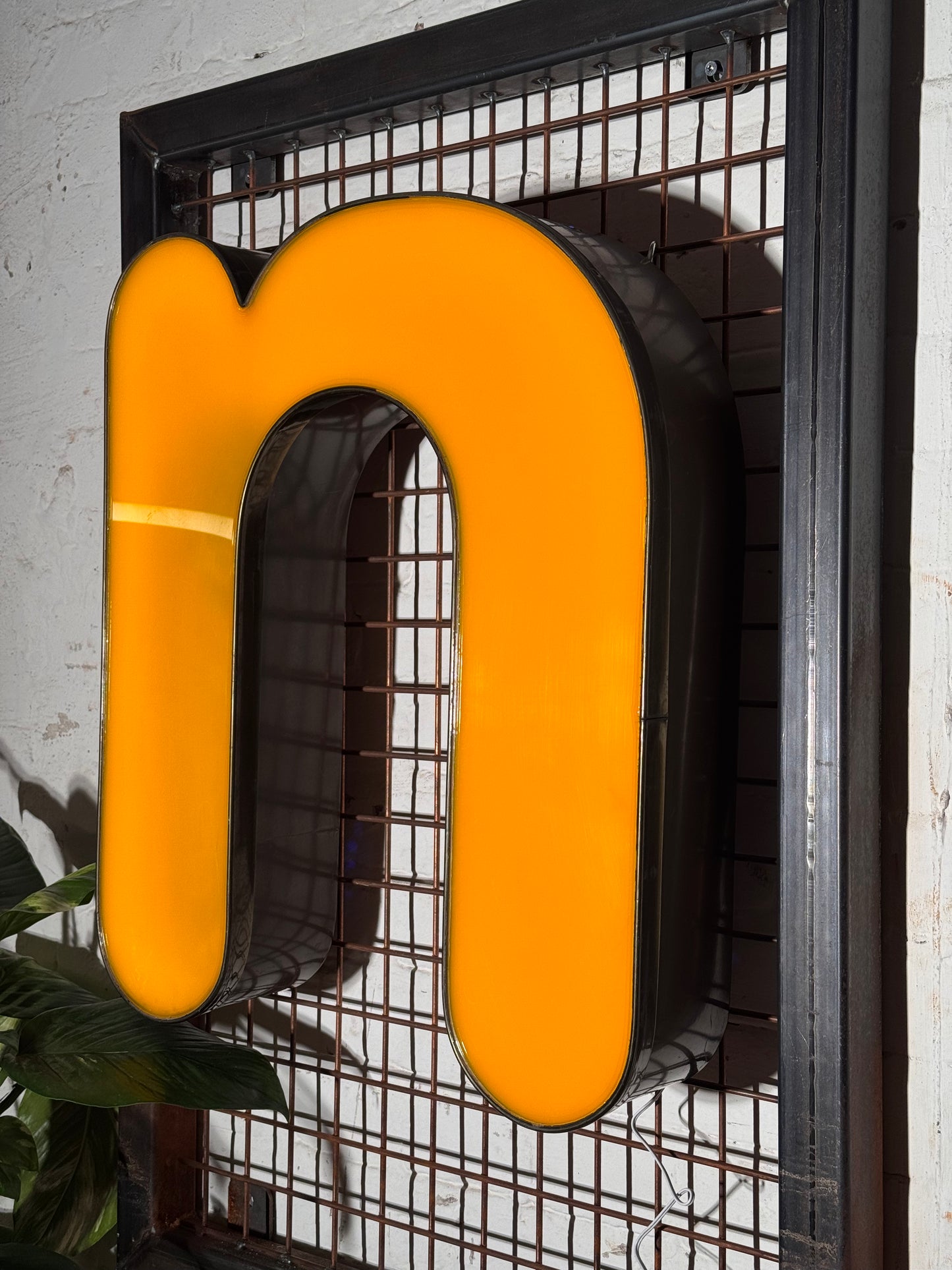 Buchstabe N – Vintage Leuchtbuchstabe aus Metall