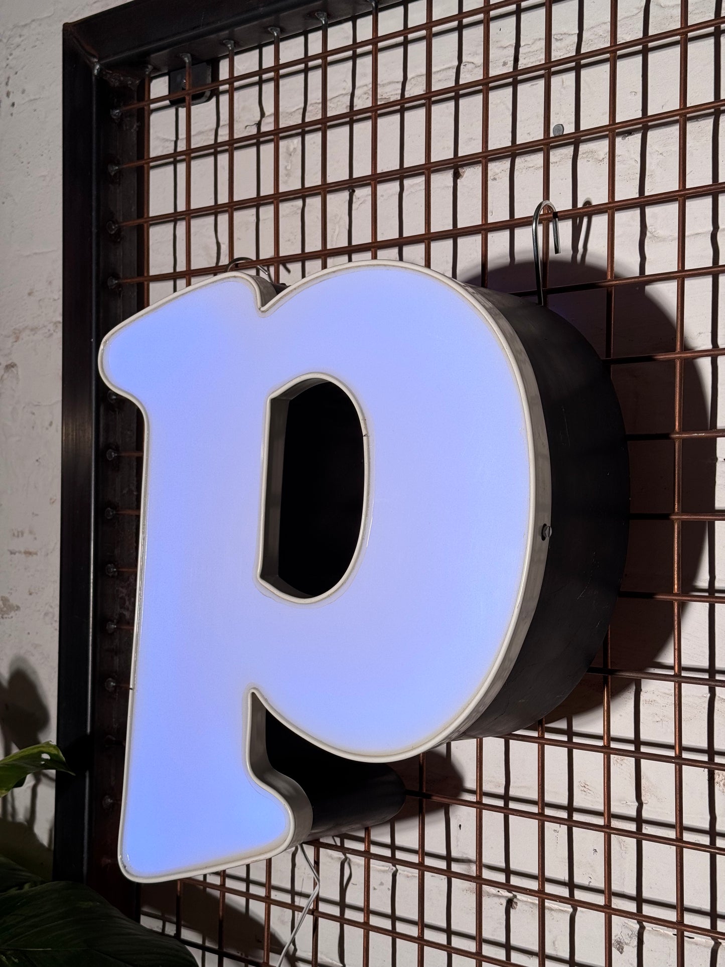 Buchstabe P – Vintage Leuchtbuchstabe aus Metall