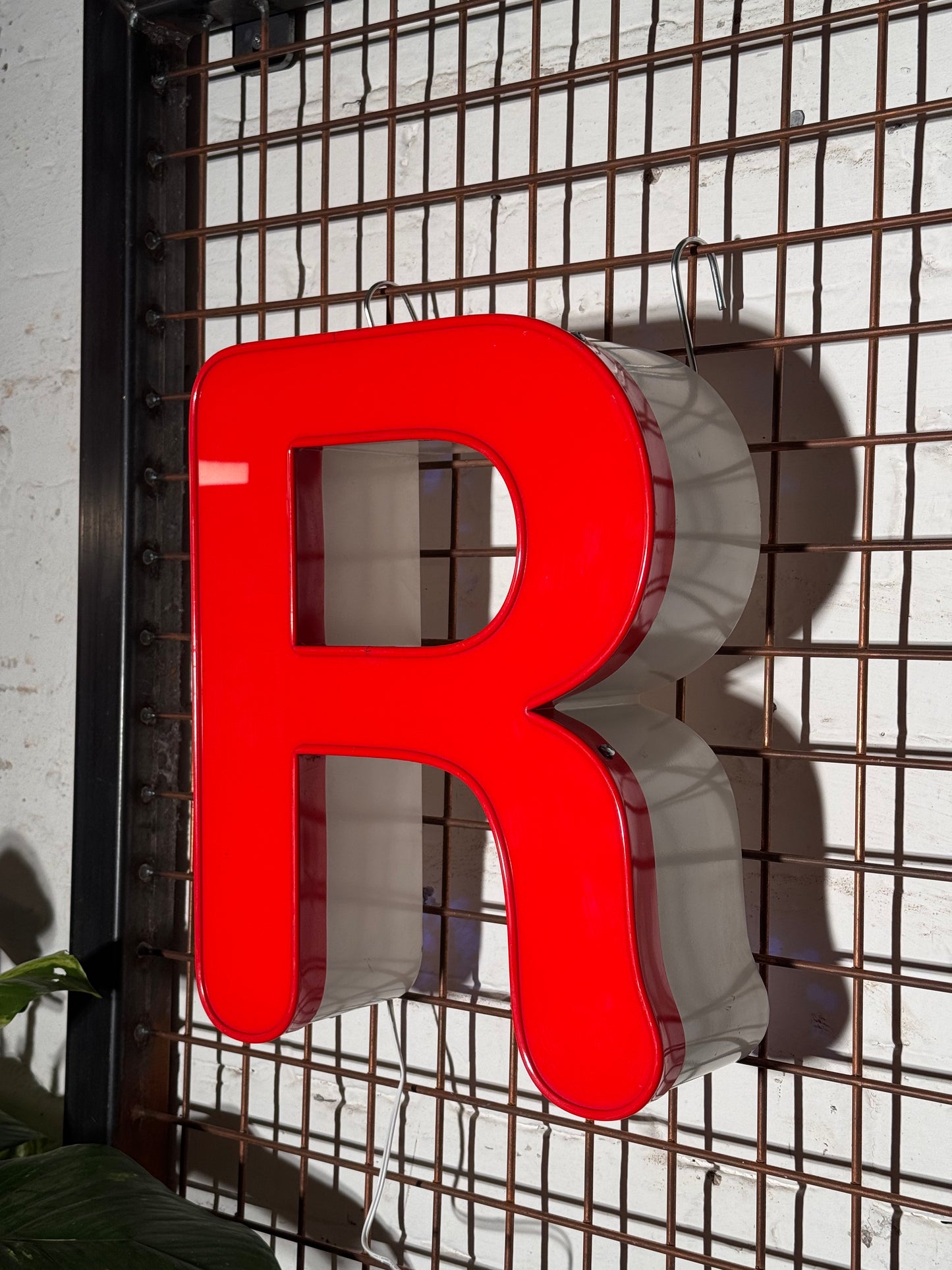 Buchstabe R – Vintage Leuchtbuchstabe aus Metall