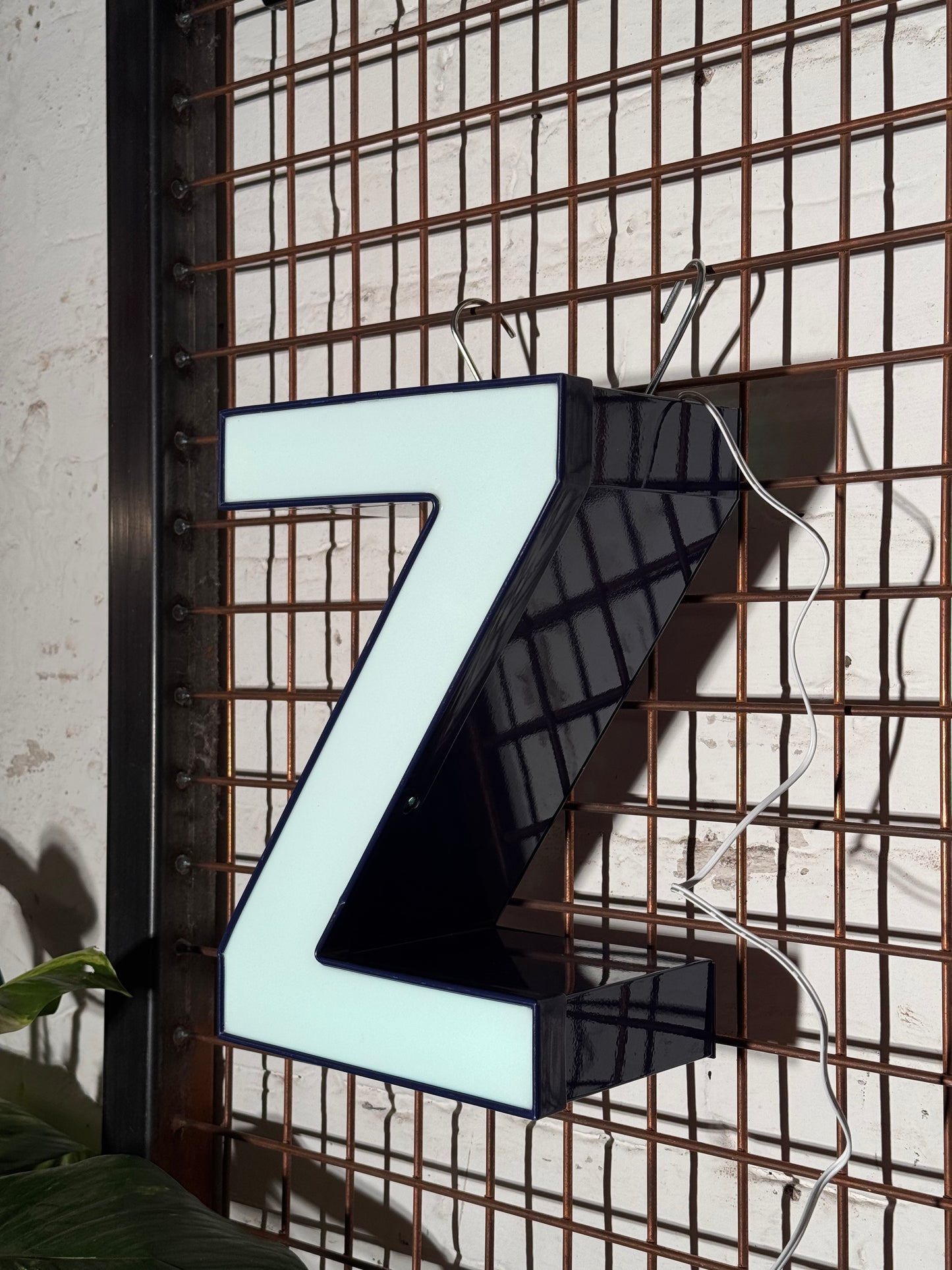 Buchstabe Z – Vintage Leuchtbuchstabe aus Metall