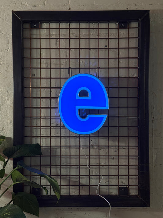 Buchstabe E – Vintage Leuchtbuchstabe aus Metall