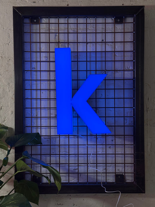 Buchstabe K – Vintage Leuchtbuchstabe aus Metall