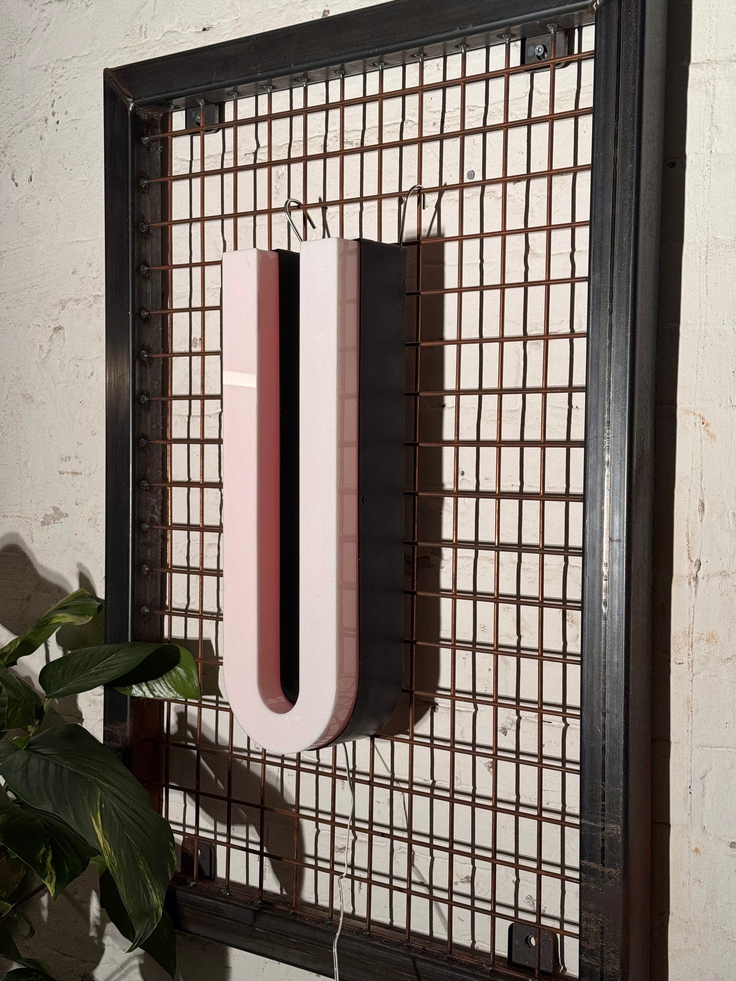 Buchstabe U – Vintage Leuchtbuchstabe aus Metall