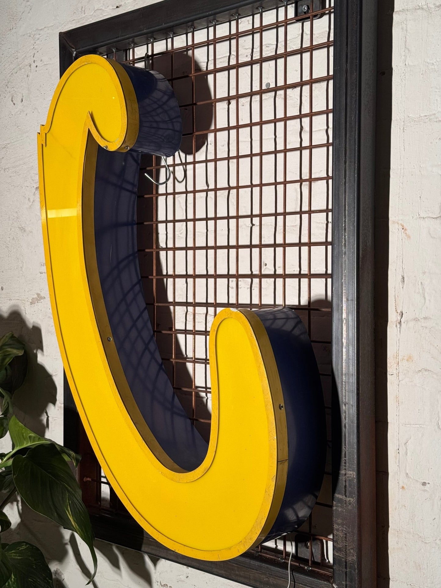 Buchstabe C – Vintage Leuchtbuchstabe aus Metall - goodoldletters