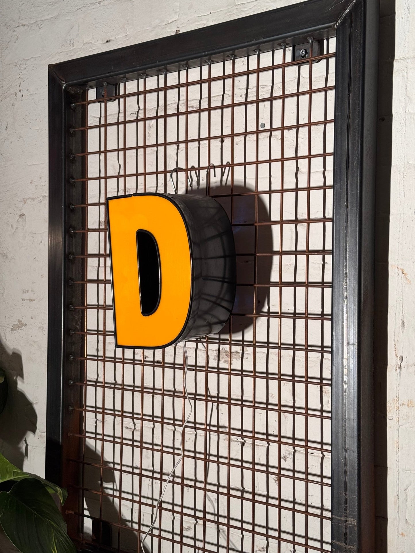 Buchstabe D – Vintage Leuchtbuchstabe aus Metall - goodoldletters