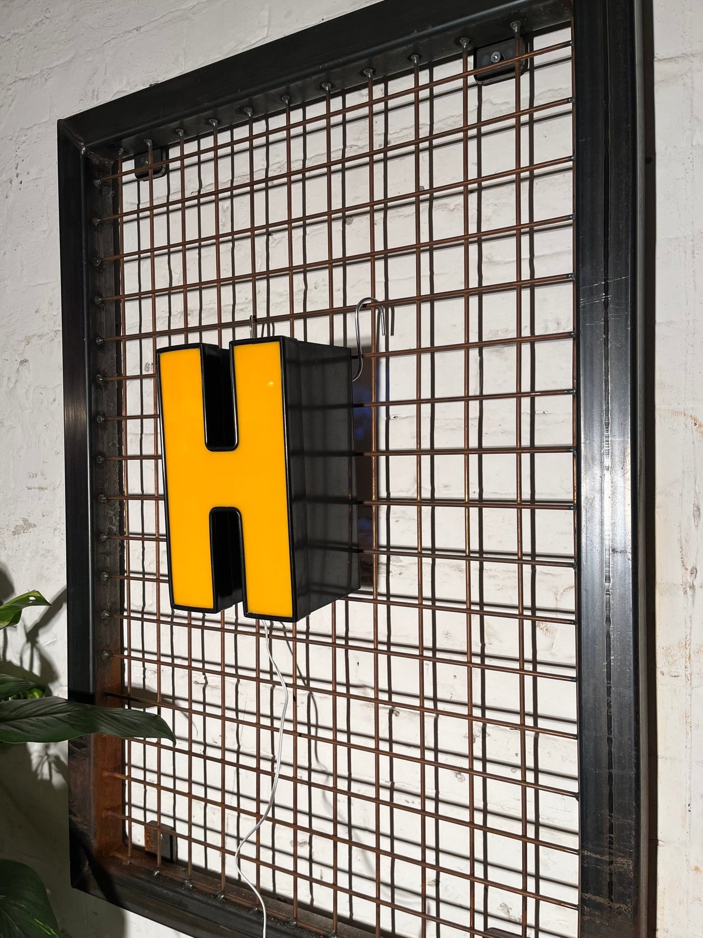 Buchstabe H – Vintage Leuchtbuchstabe aus Metall - goodoldletters