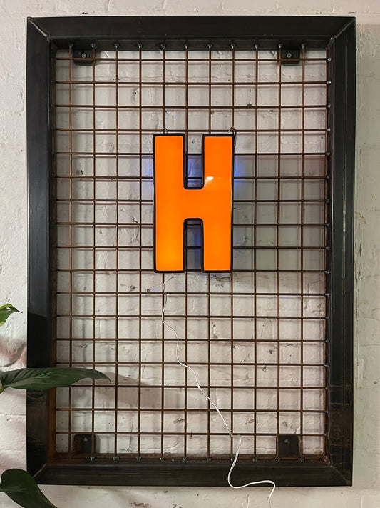 Buchstabe H – Vintage Leuchtbuchstabe aus Metall - goodoldletters