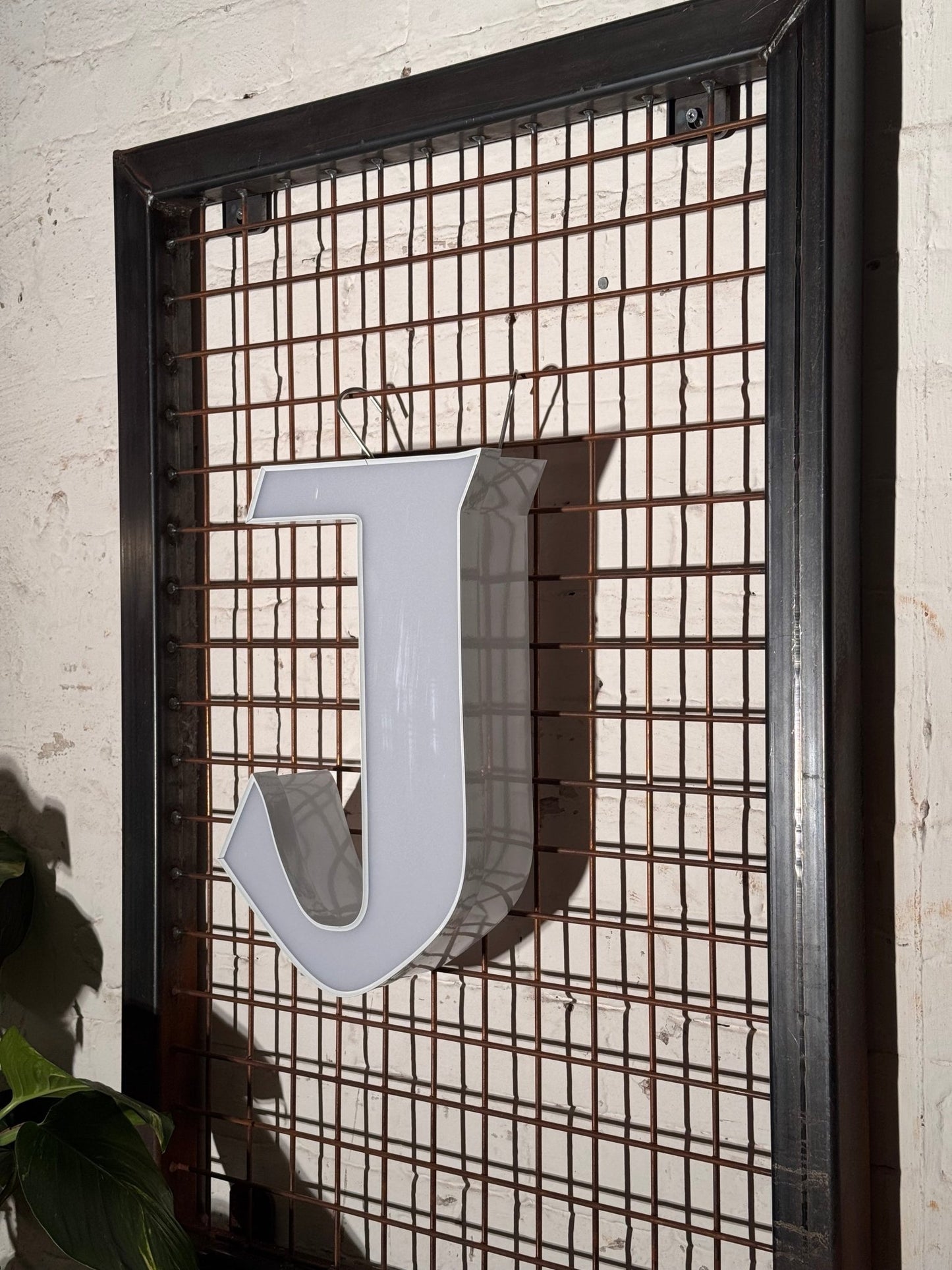 Buchstabe J – Vintage Leuchtbuchstabe aus Metall - goodoldletters