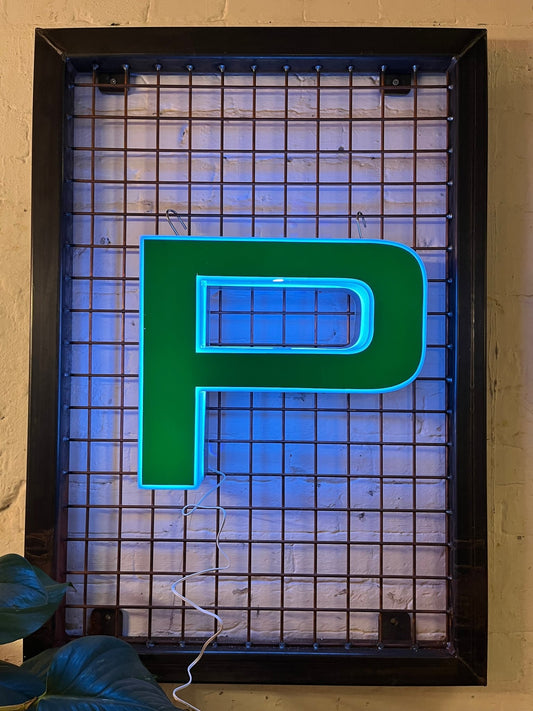 Buchstabe P – Vintage Leuchtbuchstabe aus Metall - goodoldletters