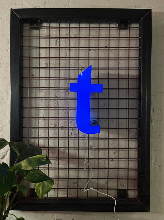 Buchstabe T – Vintage Leuchtbuchstabe aus Metall - goodoldletters