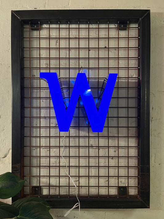 Buchstabe W – Vintage Leuchtbuchstabe aus Metall - goodoldletters