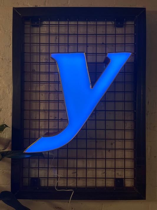 Buchstabe Y – Vintage Leuchtbuchstabe aus Metall - goodoldletters