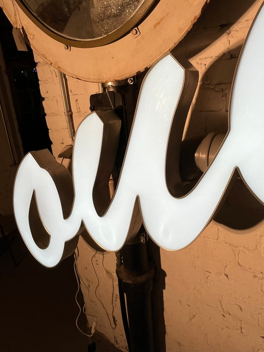 Leuchtschriftzug „Oui“ – Original Leuchtreklame Metall - goodoldletters