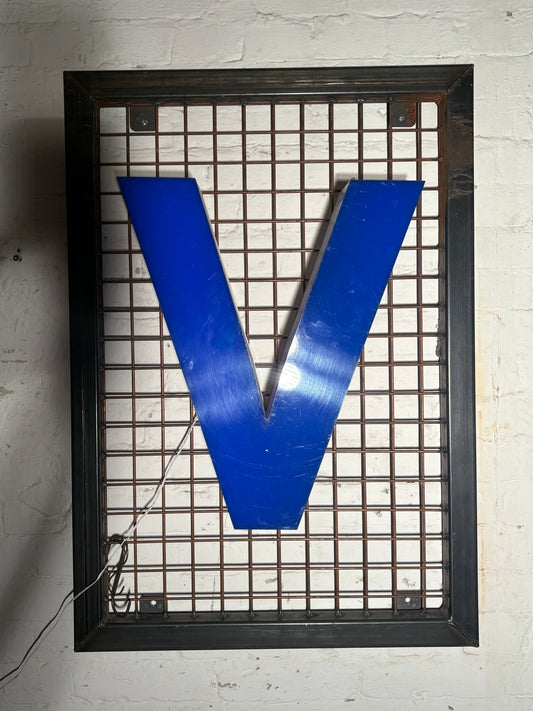 Vintage Leuchtbuchstabe V– Original aus alter Leuchtreklame - goodoldletters