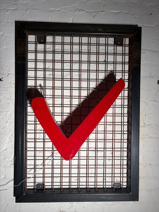 Vintage Leuchtbuchstabe V– Original aus alter Leuchtreklame