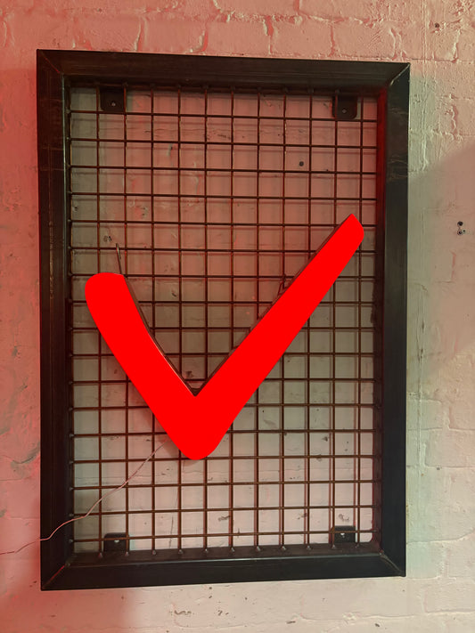 Vintage Leuchtbuchstabe V– Original aus alter Leuchtreklame