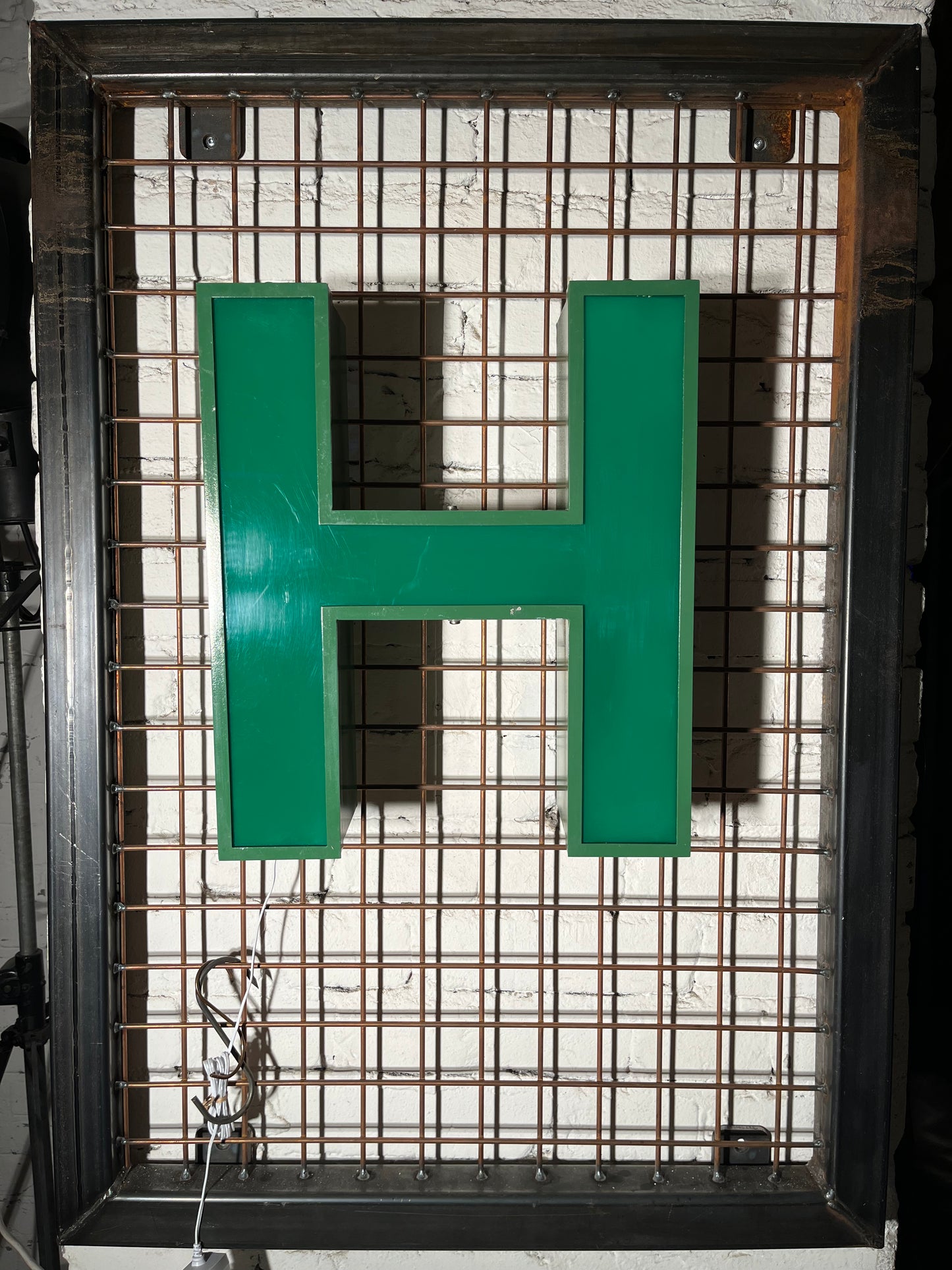 Vintage Leuchtbuchstabe H – Original aus alter Leuchtreklame