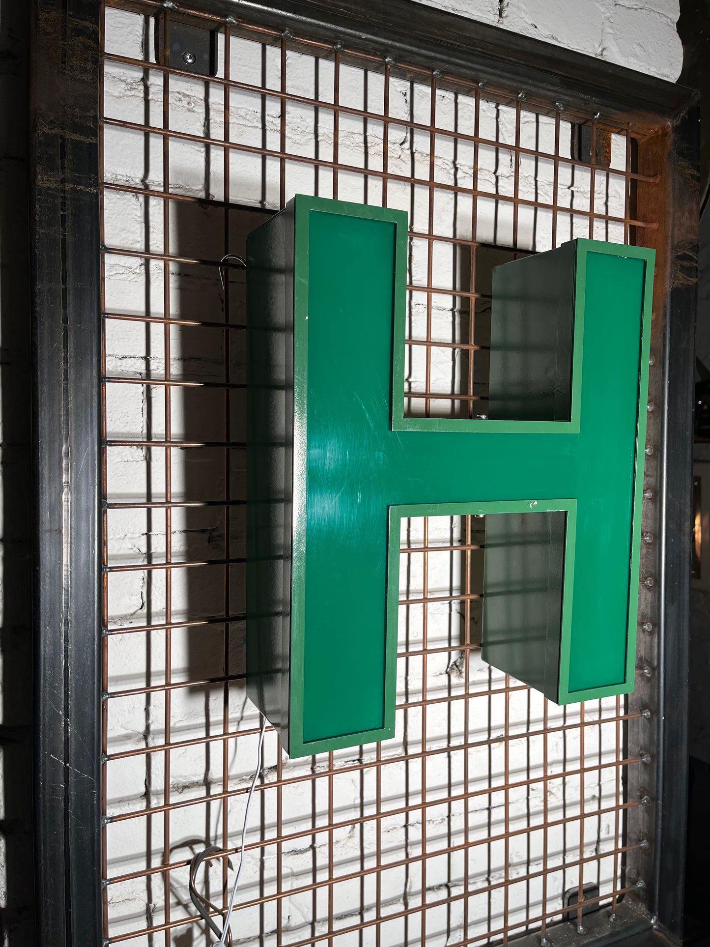 Vintage Leuchtbuchstabe H – Original aus alter Leuchtreklame