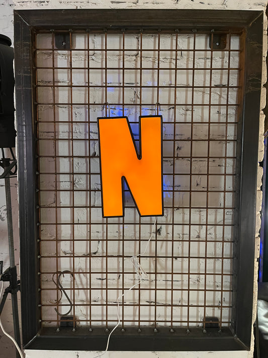 Vintage Leuchtbuchstabe N – Original aus alter Leuchtreklame