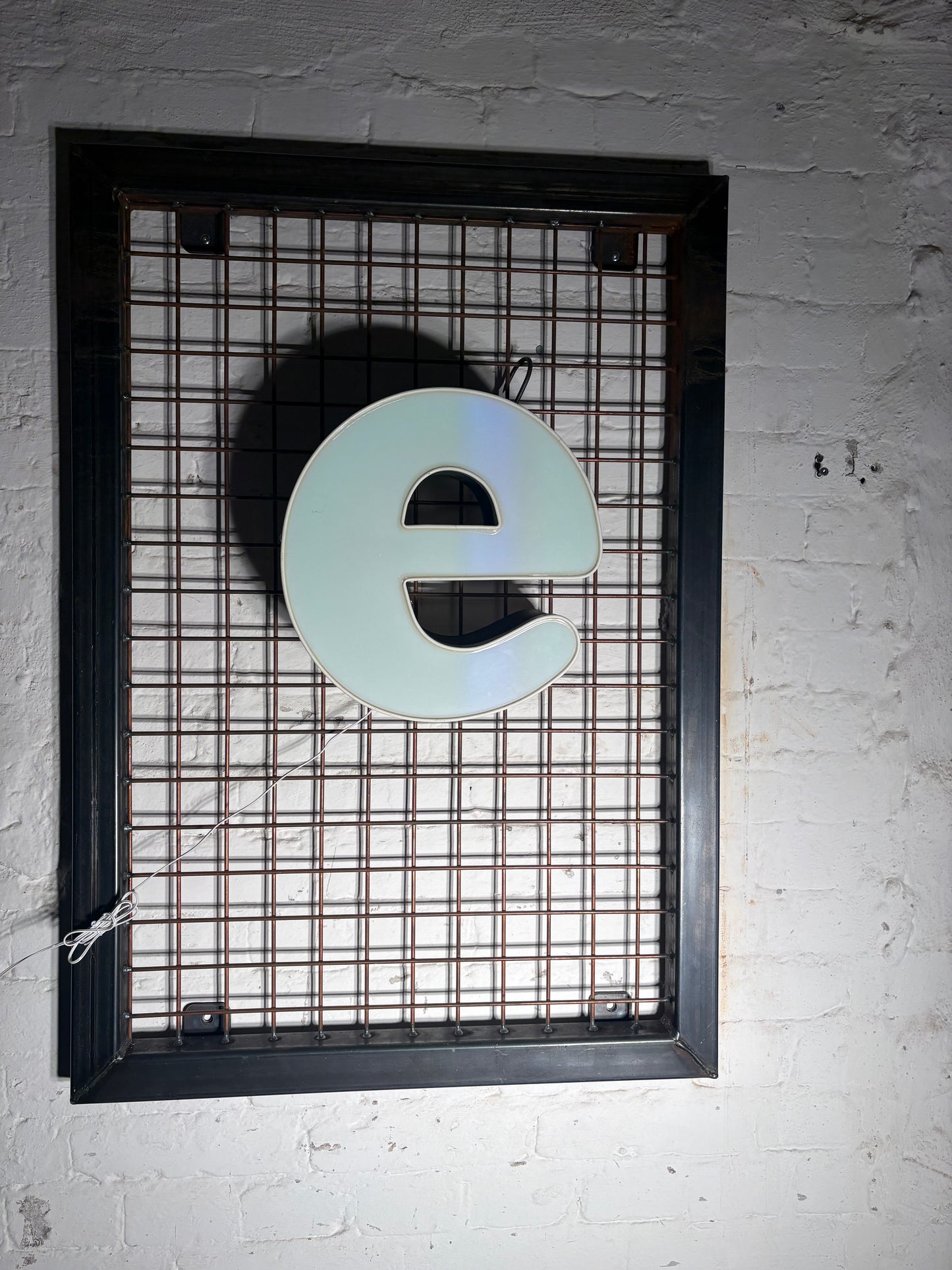 Vintage Leuchtbuchstabe E – Original aus alter Leuchtreklame