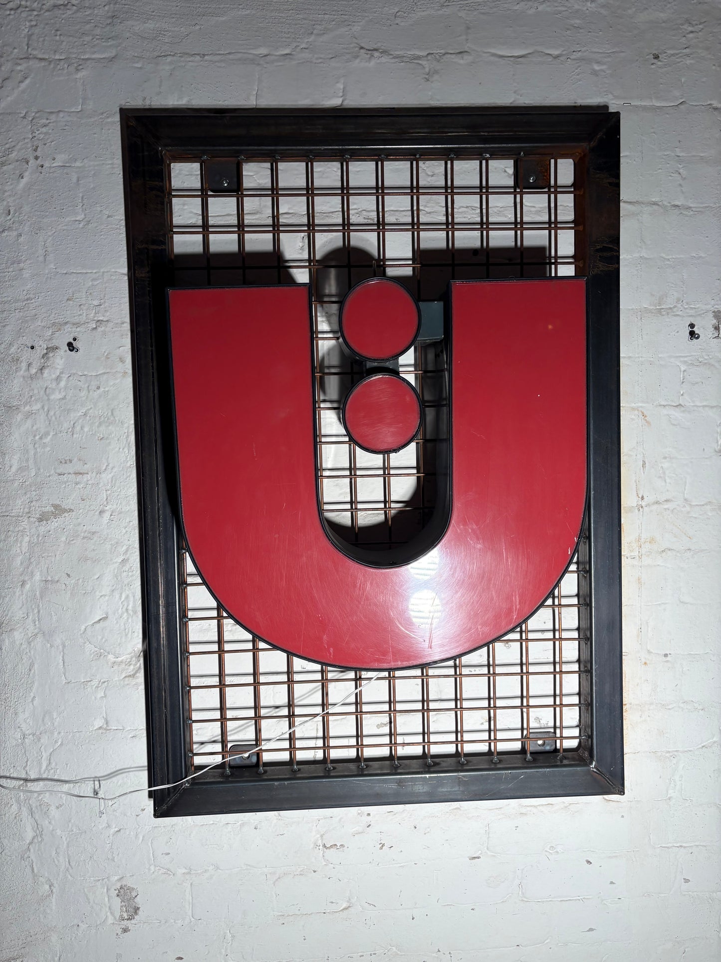 Vintage Leuchtbuchstabe U – Original aus alter Leuchtreklame