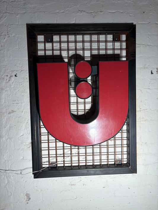 Vintage Leuchtbuchstabe U – Original aus alter Leuchtreklame