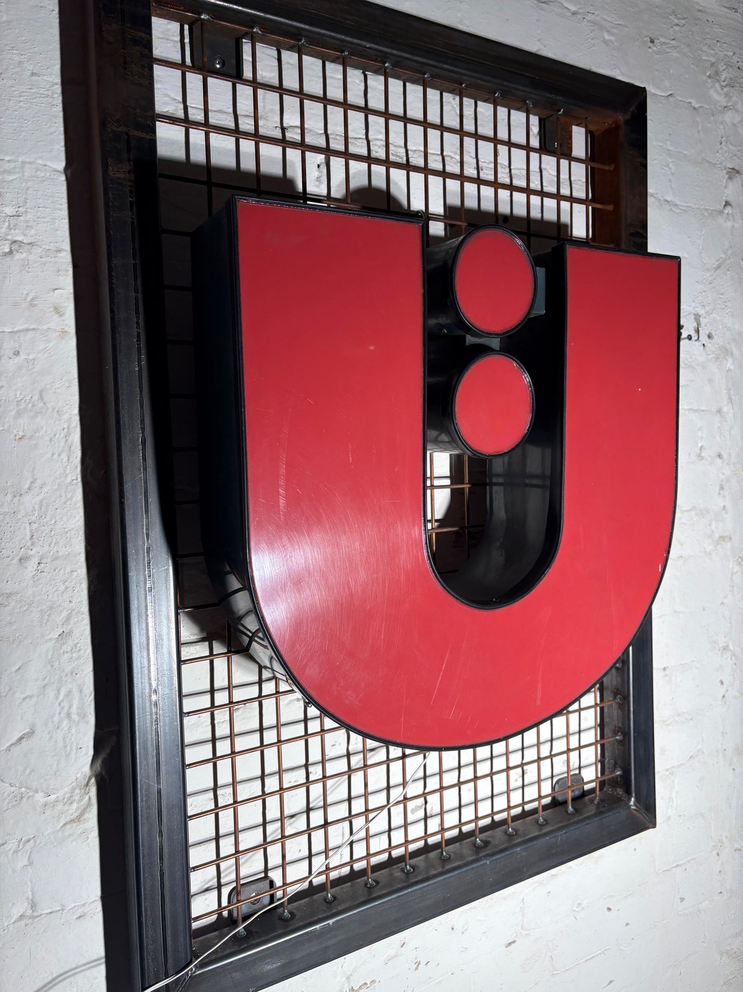 Vintage Leuchtbuchstabe U – Original aus alter Leuchtreklame