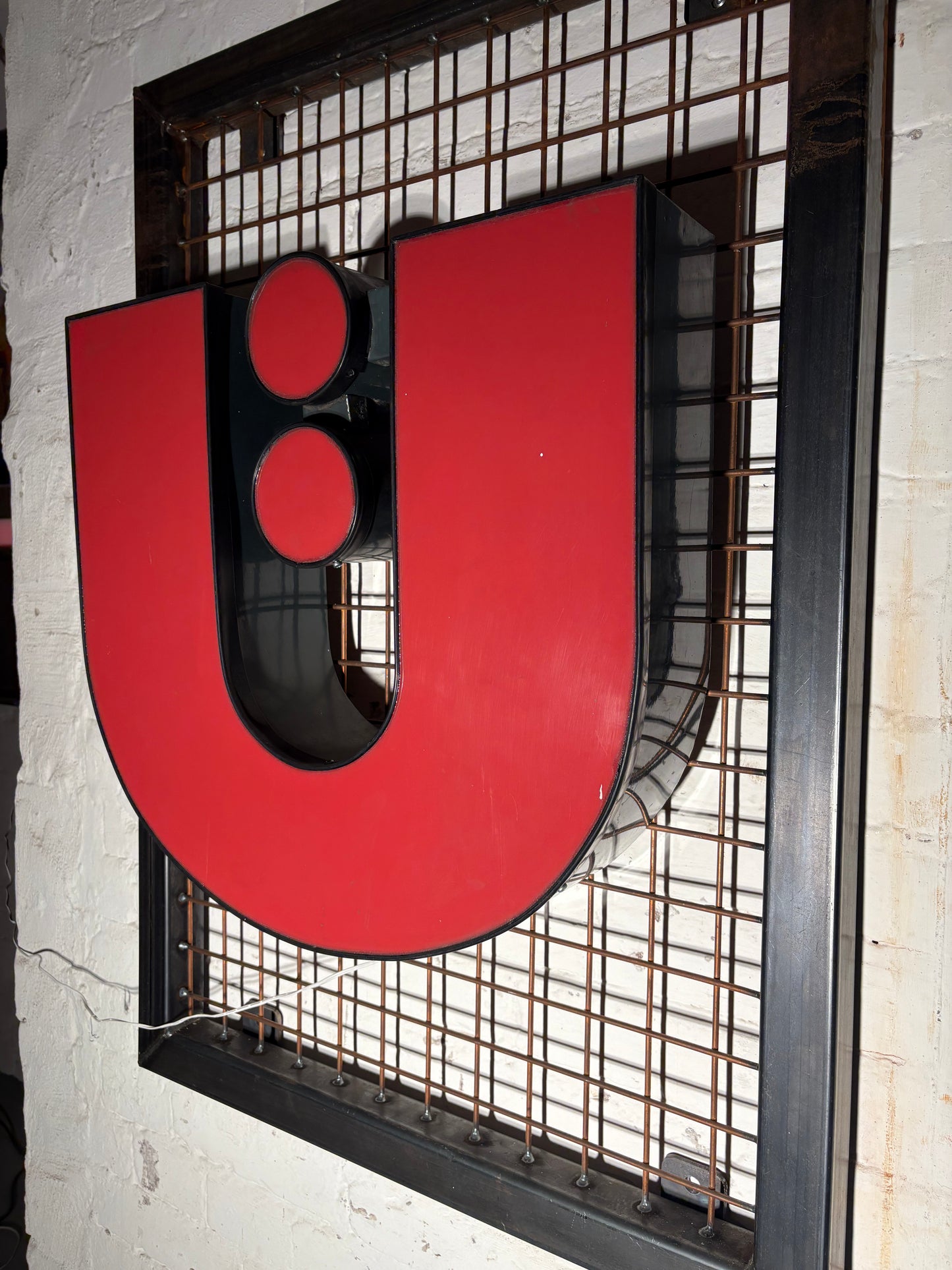 Vintage Leuchtbuchstabe U – Original aus alter Leuchtreklame