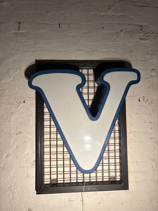 Vintage Leuchtbuchstabe V– Original aus alter Leuchtreklame