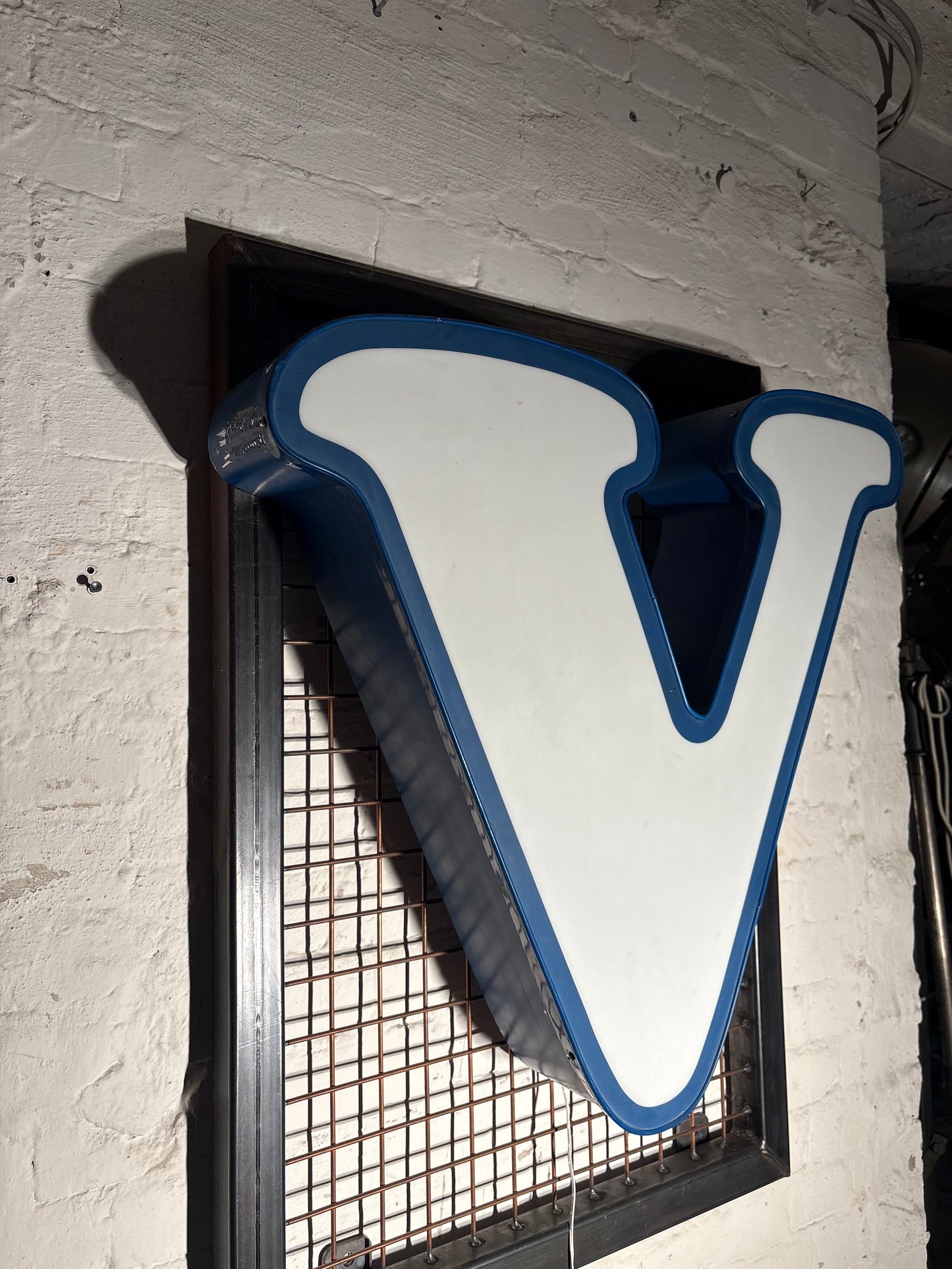 Vintage Leuchtbuchstabe V– Original aus alter Leuchtreklame