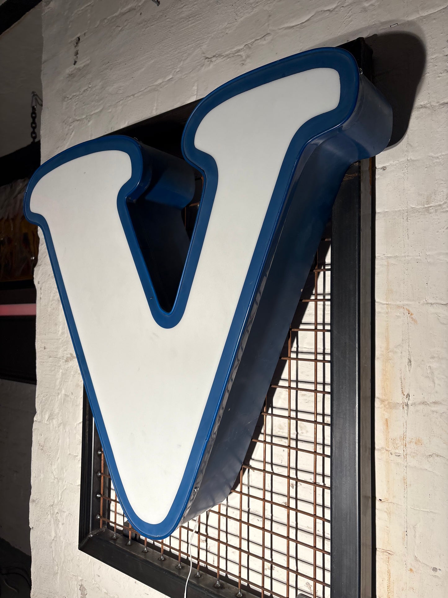 Vintage Leuchtbuchstabe V– Original aus alter Leuchtreklame