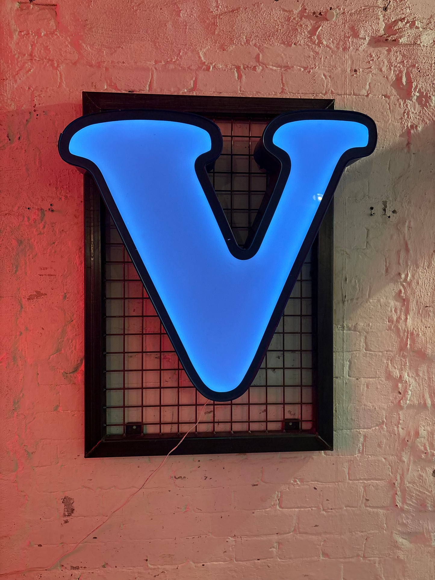 Vintage Leuchtbuchstabe V– Original aus alter Leuchtreklame