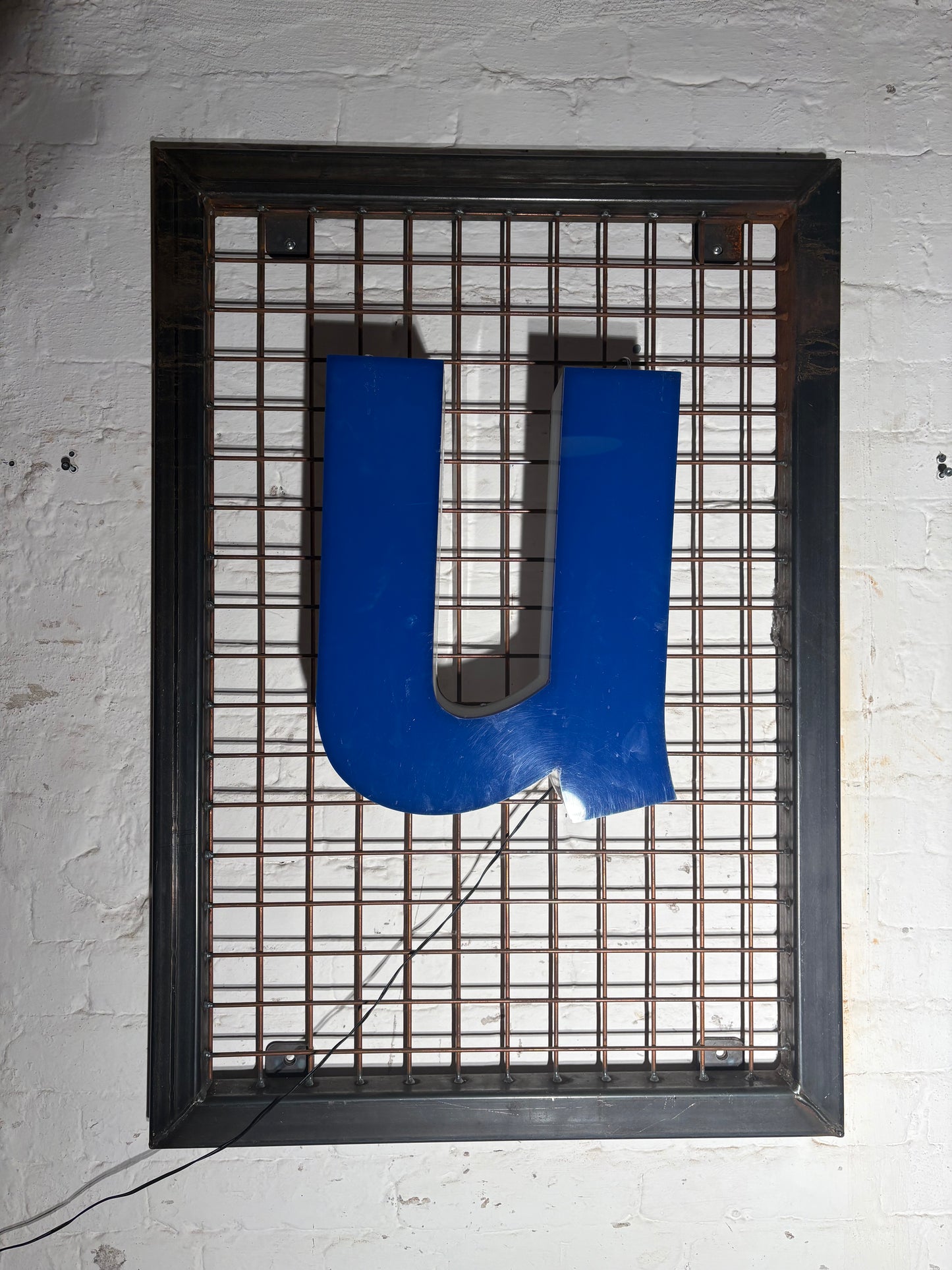 Vintage Leuchtbuchstabe U – Original aus alter Leuchtreklame